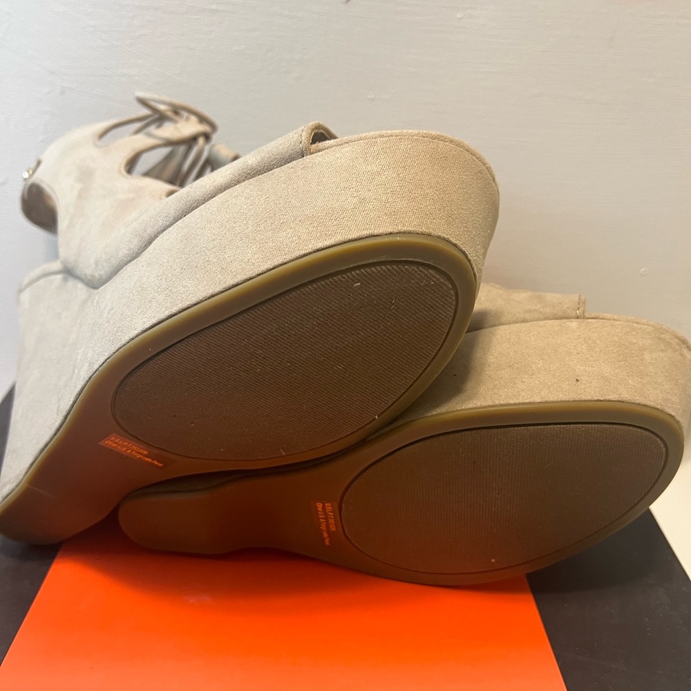 G by Guess size 10M light natural fabric new never been used in the box.